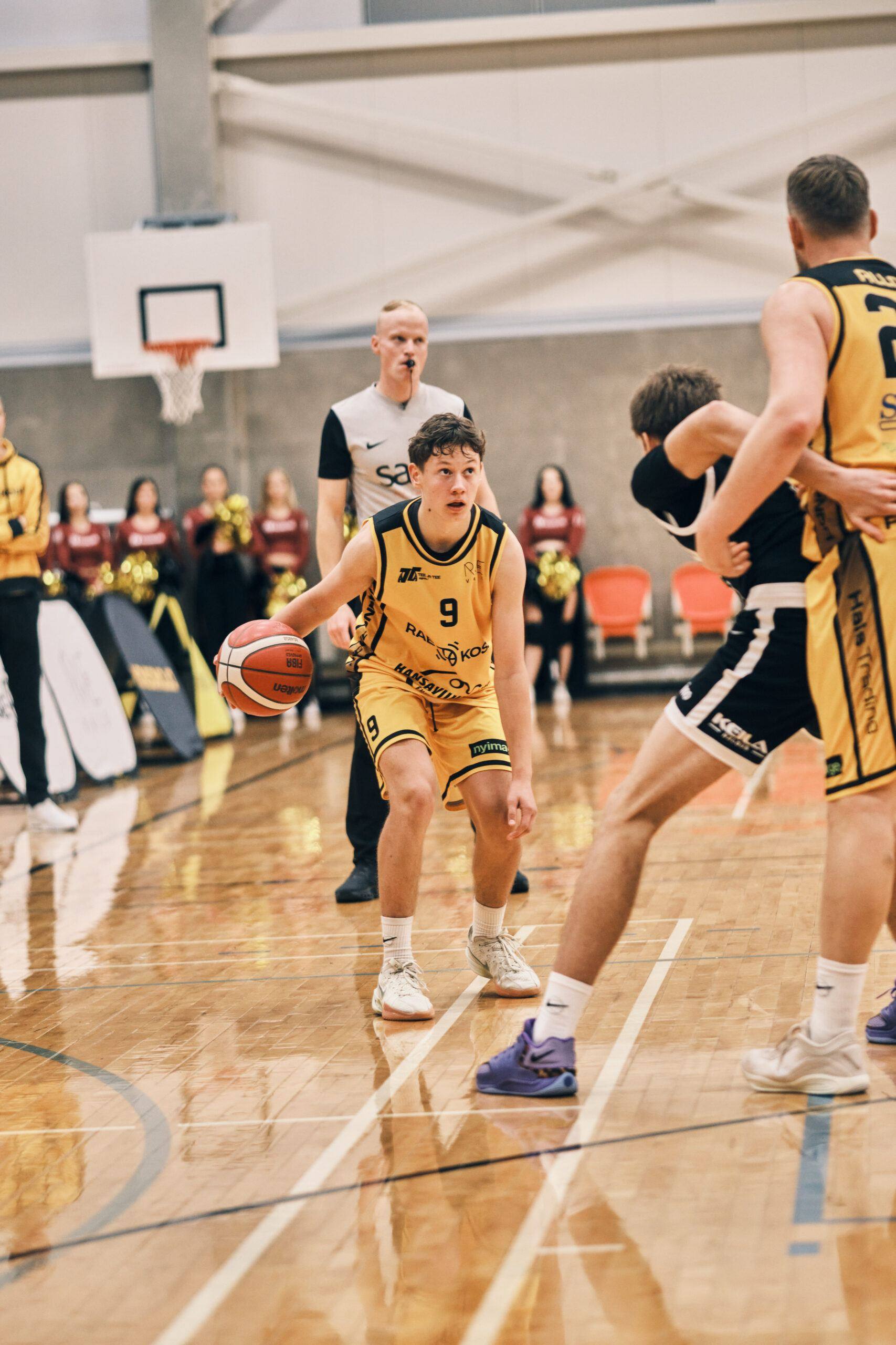 Rae Kossu mängija palliga