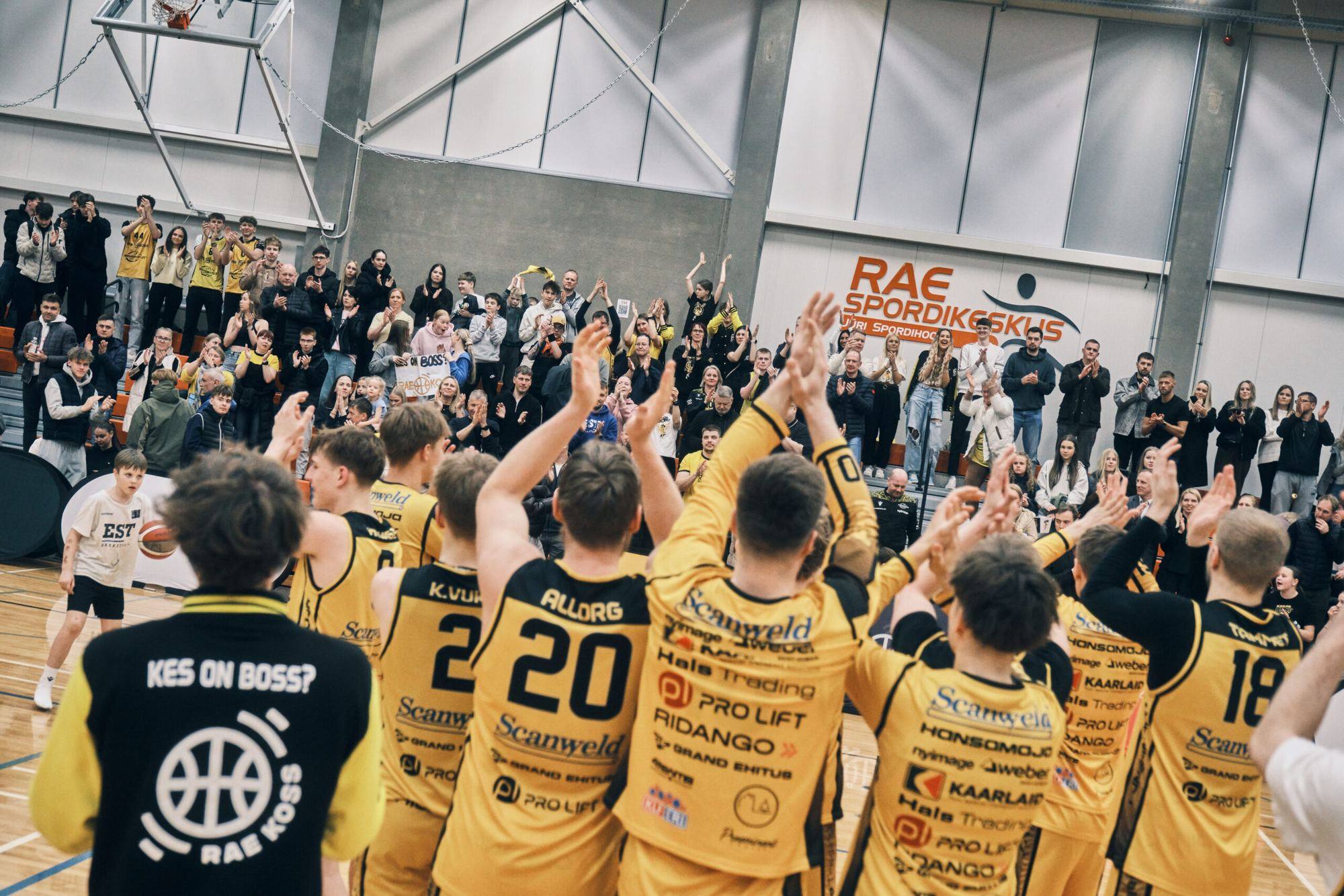 Rae Kossu fännid tribüünil